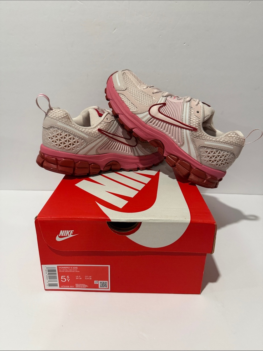 Vomero 5 ‘Silt Red / Peony’ (GS) Sz: 5.5 / 6 (HF6998-601)